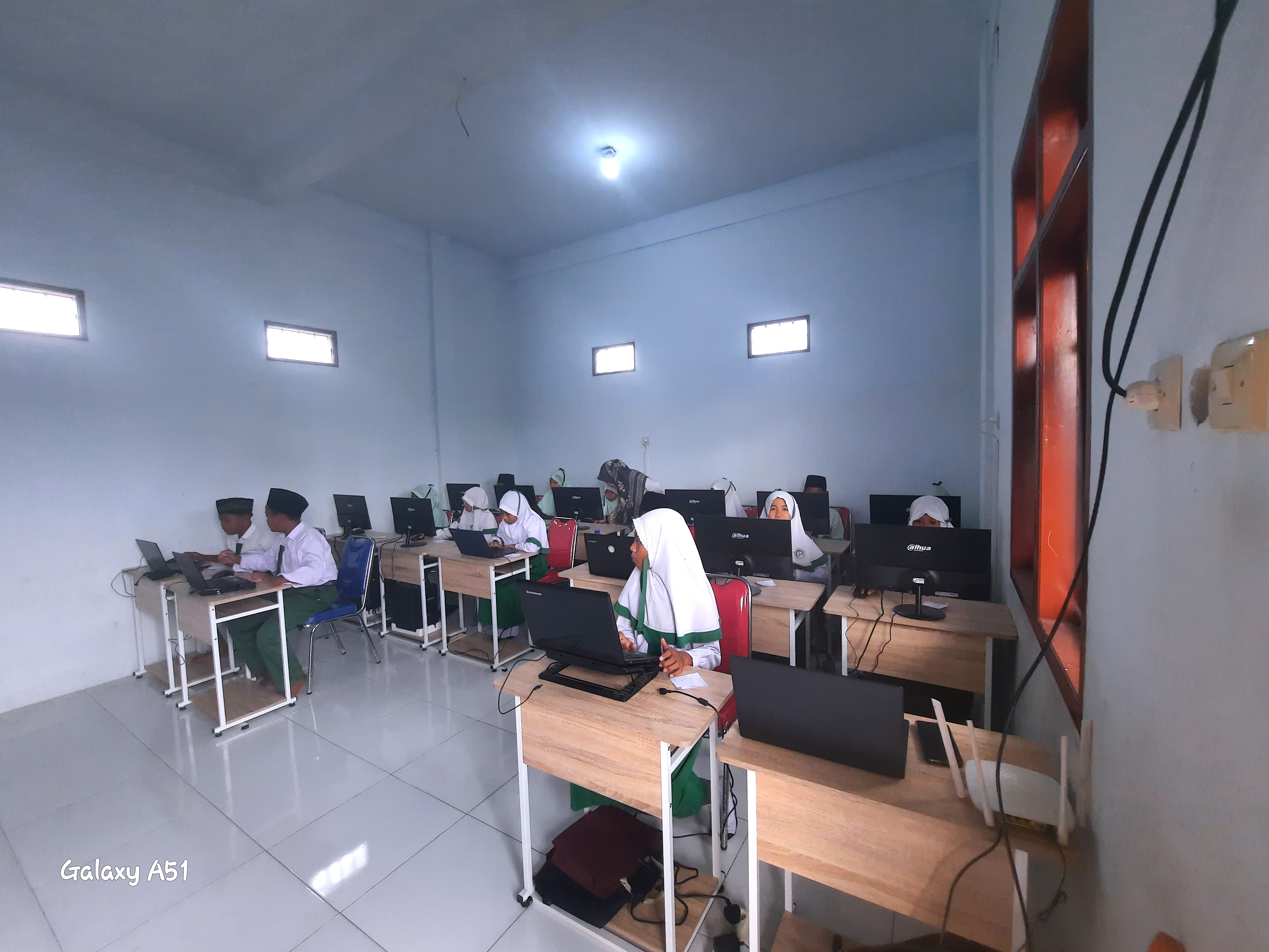 Ujian Berbasis Komputer: Wajah Serius Para Siswa di Ruang Laboratorium.